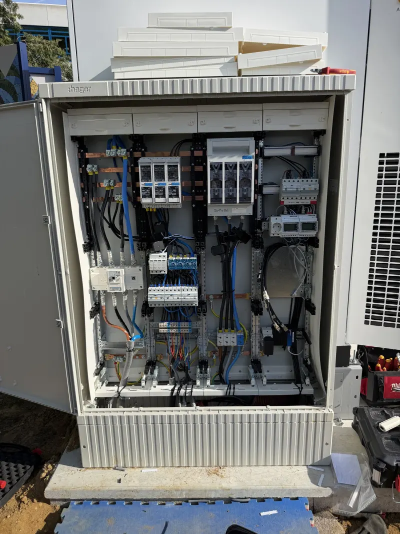 Geopende verdeelkast met beveiligingen en energiemeters op locatie