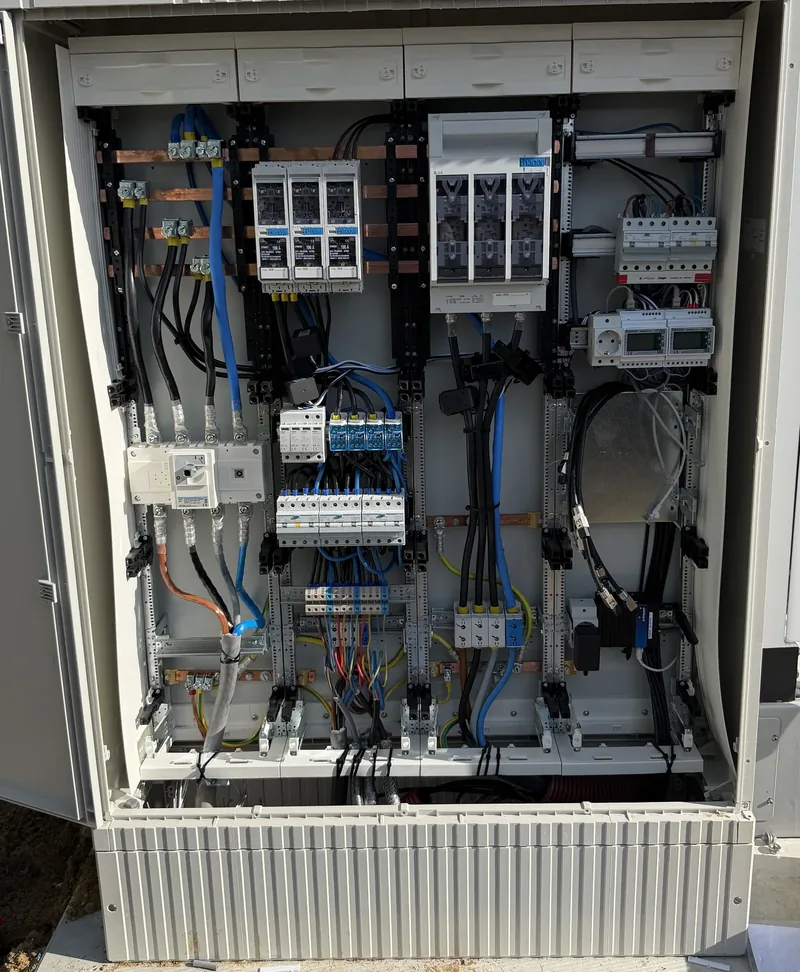 De verdeler op locatie, volledig aangesloten met voedingskabels, aardlekautomaten, kWh-meters en de EMS-gateway