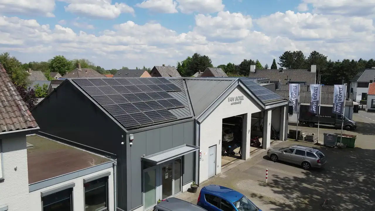 Zonnepanelen bij Autobedrijf Van Boxel in Galder