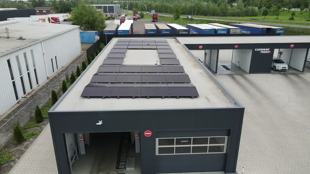 Zonnepanelen bij Carwash Today in Tegelen